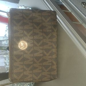 Michael kors pouch